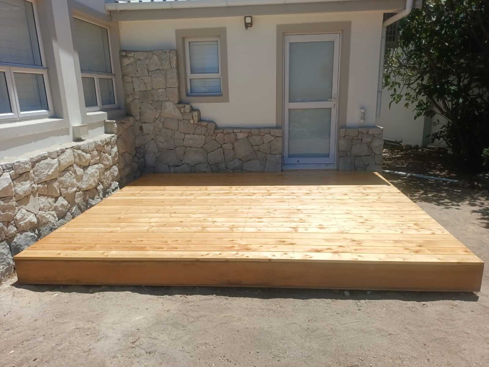 Stone-corner deck
