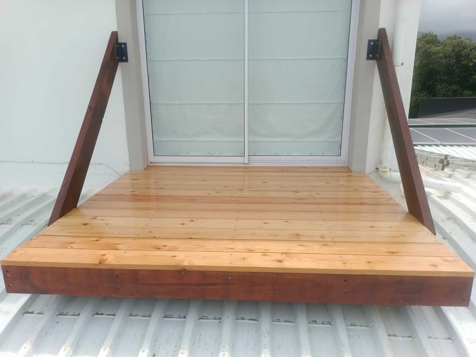 Floating deck on angled struts