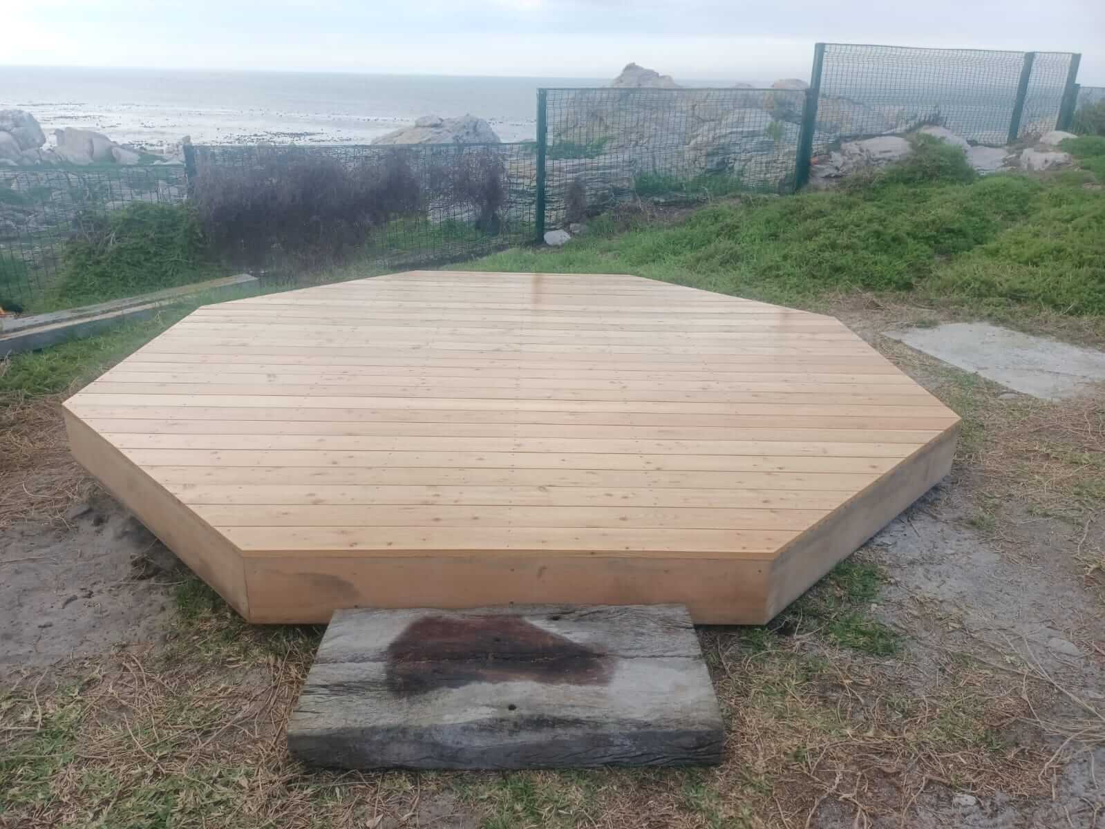 Octagonal deck over the rocks