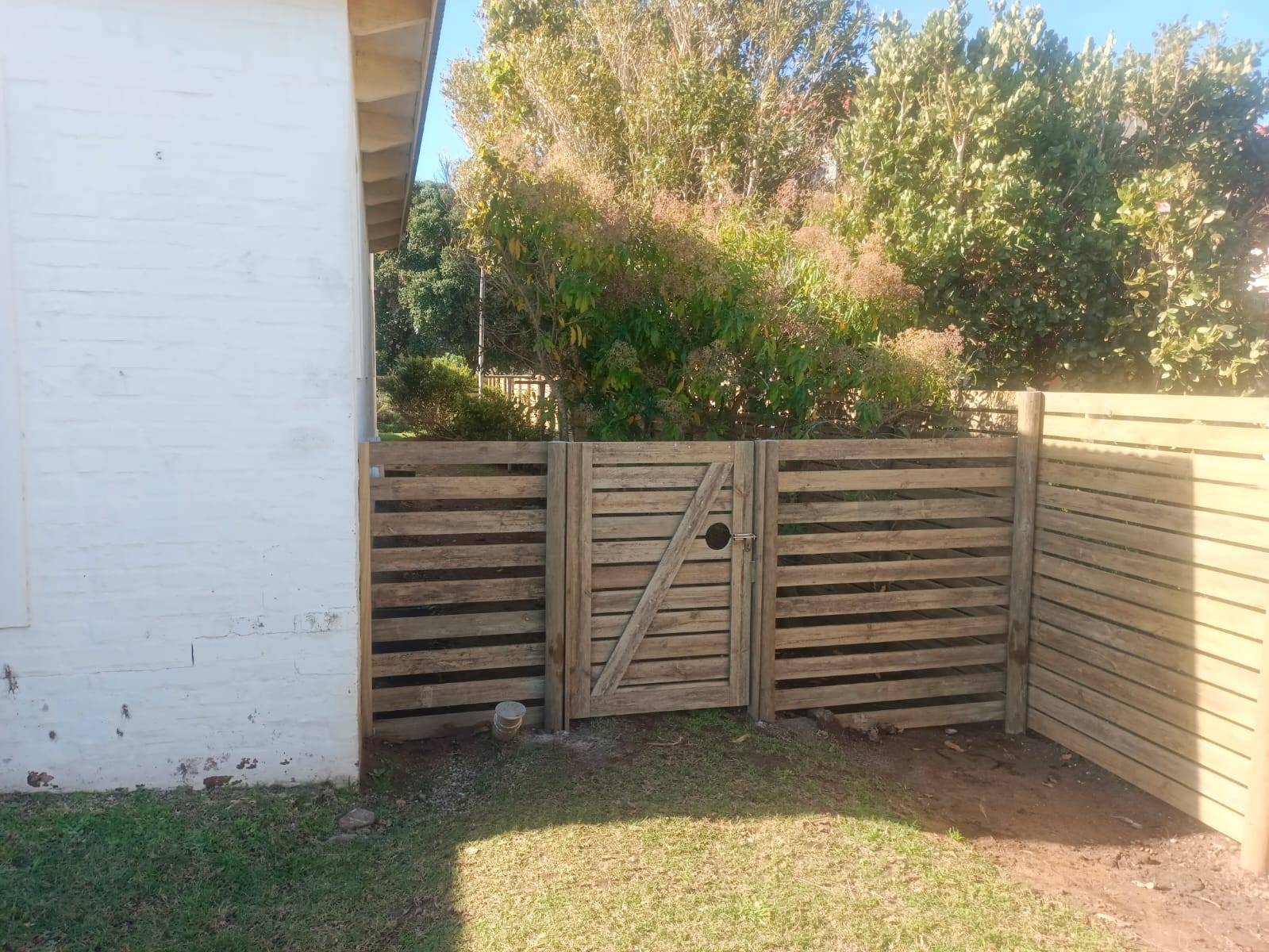 Horizontal slat gate and fence corner