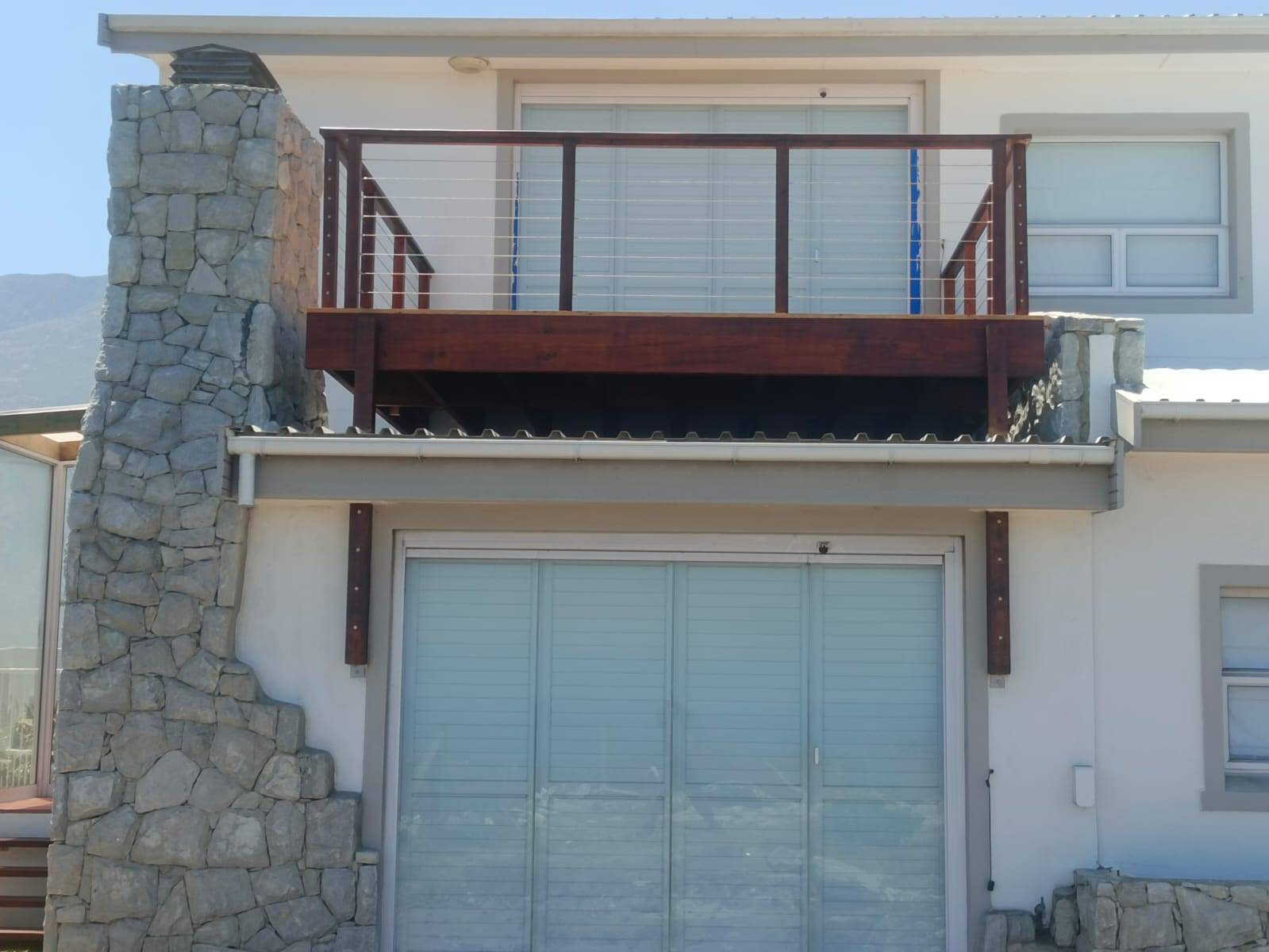Cable-rail cantilevered balcony