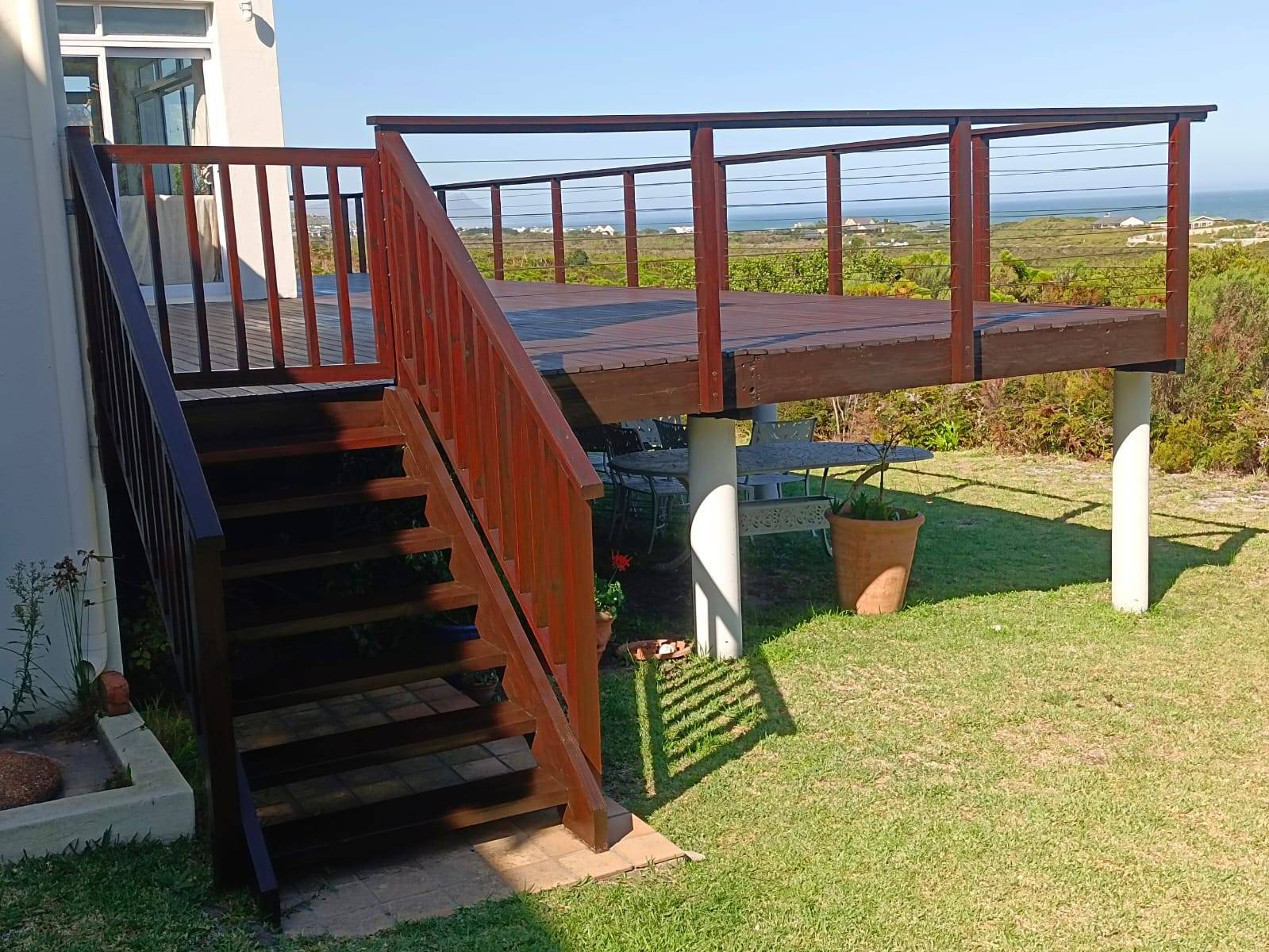 Cantilevered stairs