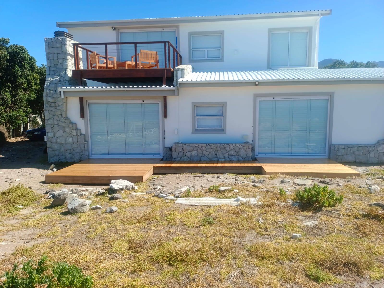 Two-story balcony deck