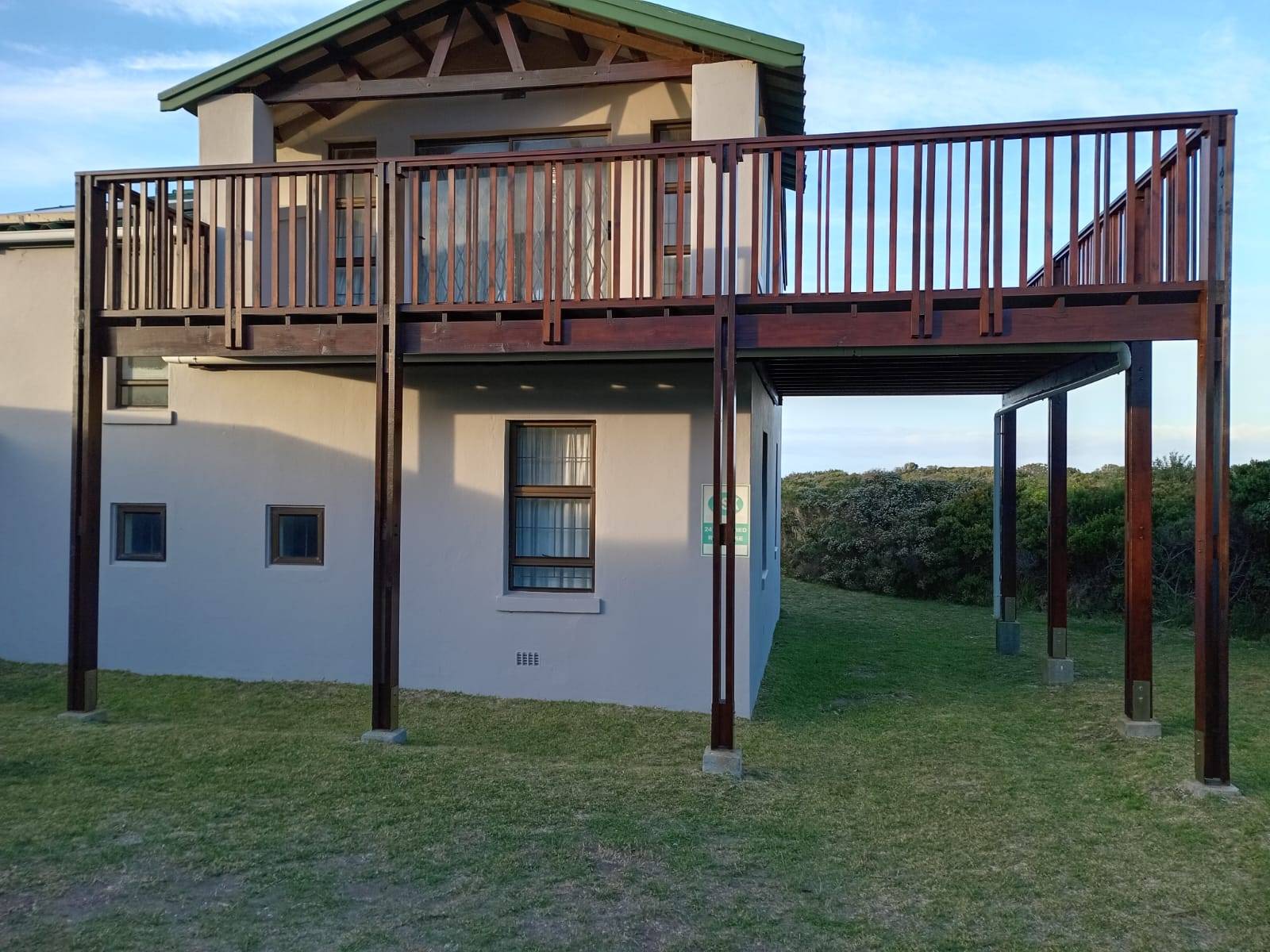 Cantilevered balcony